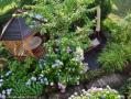 Ein Gartenhuschen mit Essecke, kleine Terrasse, 2 Gartensthle und Sonnenschirm steht fr unsere Gste der WANDERER Fewo zu Verfgung.