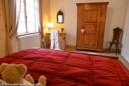 Chambre  coucher du gite Le Randonneur avec un lit king size (180 x 200 cm). Idal pour les sjours romantiques en amoureux et bien sr pour un sommeil rparateur!