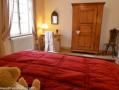 Schlafzimmer in der Wanderer Ferienwohnung. Ein schnes romantisches breites Bett (King size 180 x 200 cm).