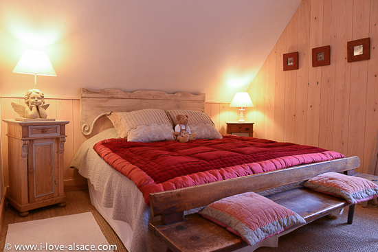 Ein grosses und bequehmes Bett fr eine gute Erhohlung im Elsass! Das Bettzimmer im der Ferienwohnung Der Wanderer hat ein 180 x 200 cm Kingsize Bett.